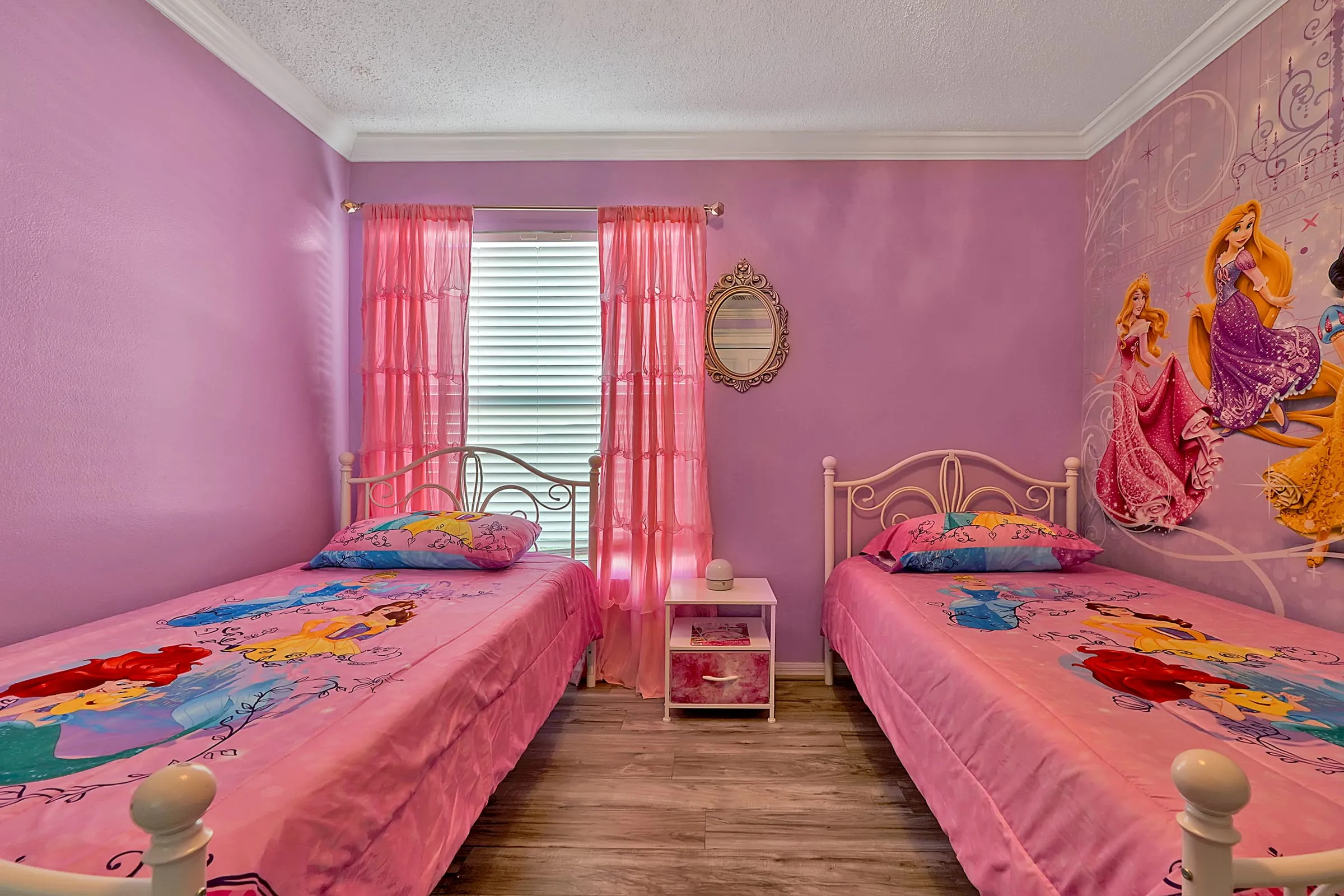 Symmetrical twin-bed layout from the room entry