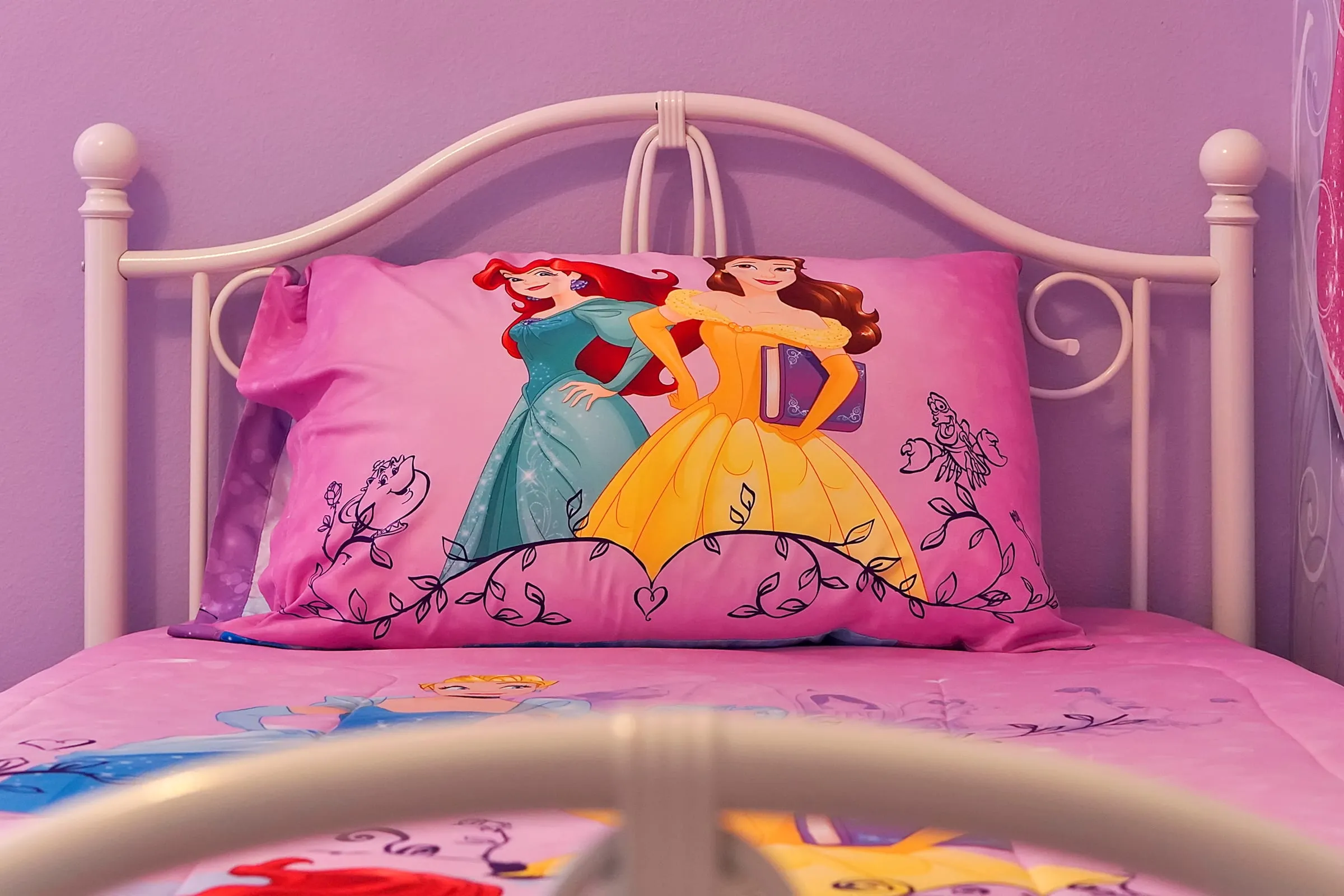 Headboard and pillow detail